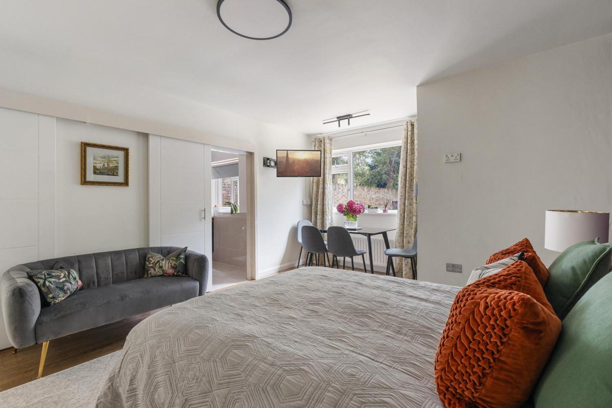 King With Garden And Parking Ealing