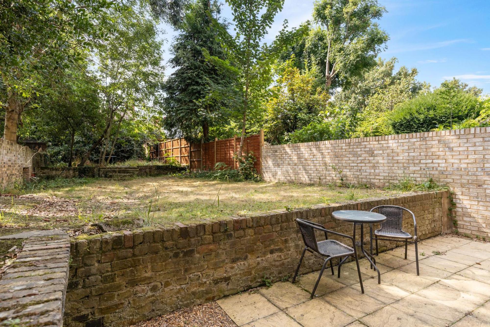 King With Garden And Parking *